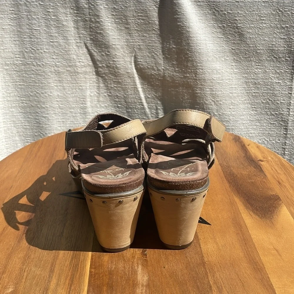 Dansko Women’s Felicia Leather Wedge Sandals Sand Antique Size 38